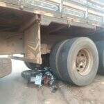 Após acidente entre moto e caminhão, garupa foge sem socorrer piloto