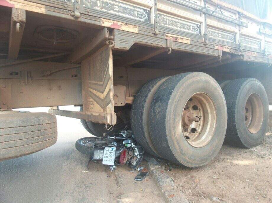 Após acidente entre moto e caminhão, garupa foge sem socorrer piloto
