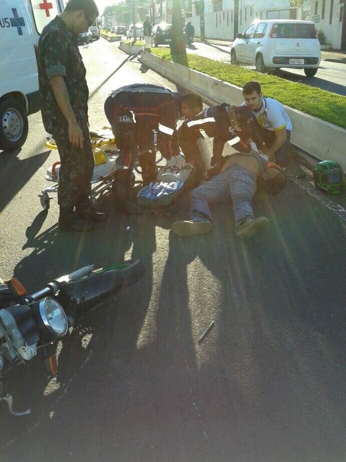 Dois homens ficam feridos em acidente entre carro e moto na Avenida Zahran