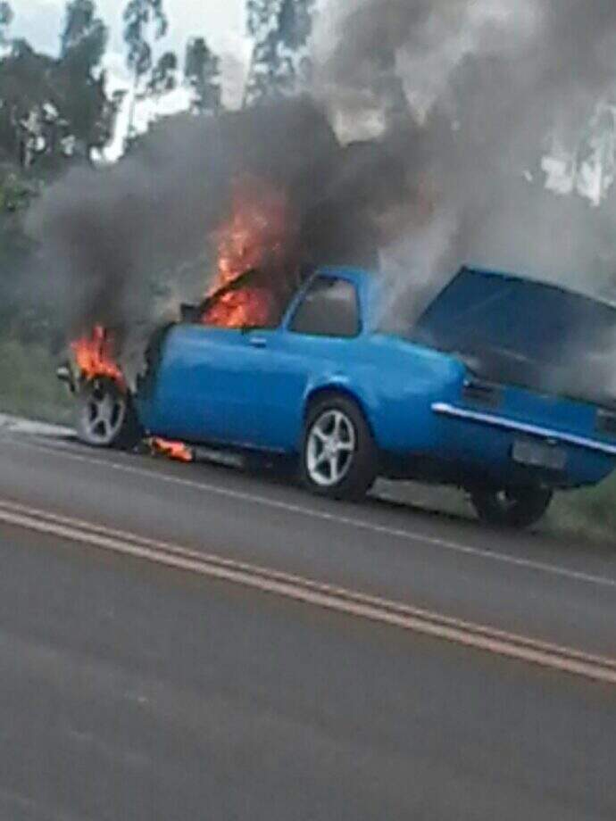 Carro pega fogo em rodovia próxima ao bairro Moreninhas