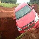 Carro é ‘engolido’ por cratera em obra inacabada de estrada vicinal