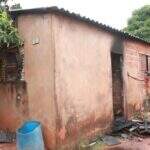 Após vandalismo durante a madrugada, casa é incendiada à tarde em bairro da Capital