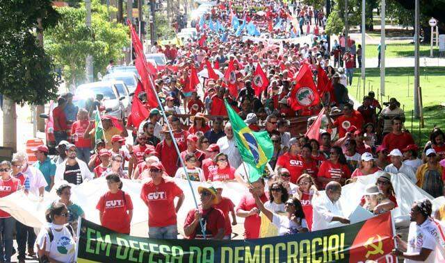 Movimentos sociais fazem ato pró-Dilma dois dias antes de protesto contra governo