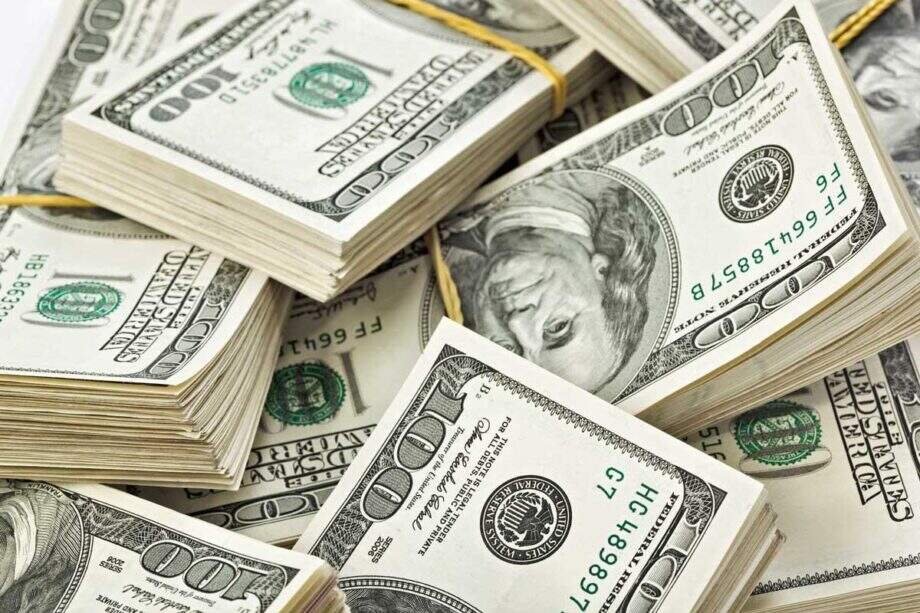 Dólar fecha em alta após bater em R$ 3 durante a sessão