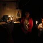 Na favela e sem luz, moradores ironizam uso de jatinho e postura dos vereadores