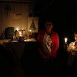Na favela e sem luz, moradores ironizam uso de jatinho e postura dos vereadores