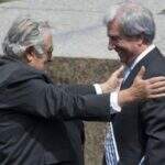 Mujica devolve faixa presidencial a Tabaré Vázquez