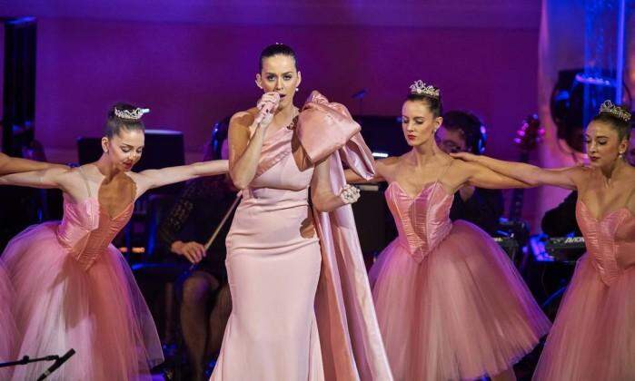Pantera cor-de-rosa? Katy Perry chama a atenção em show