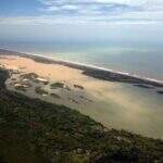 Com lama tóxica no mar do ES, prefeitura interdita praias