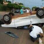 Fiat Uno capota em cruzamento após colisão e condutora fica ferida