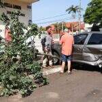 Carro com ocupantes de 78 e 83 anos capota em cruzamento sem sinalização