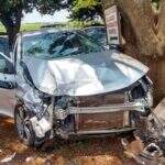 Vereador perde controle de veículo em ultrapassagem e bate contra árvore