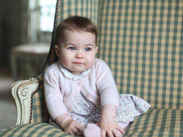 Família real britânica divulga novas fotos da princesa Charlotte