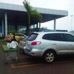 Carro do Governo Federal é flagrado no estacionamento do Shopping China no Paraguai