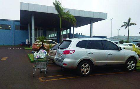 Carro do Governo Federal é flagrado no estacionamento do Shopping China no Paraguai