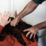 Filho de 4 anos presencia pai agredir e arrastar mãe pelos cabelos