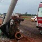 Jovem destrói carro e derruba poste ao retonar da faculdade em MS