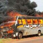 Micro-ônibus pega fogo em rodovia após apresentar problema mecânico
