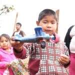 Brinquedos e pula-pula mudam rotina de crianças em aldeia indígena