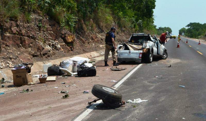 Motorista perde controle durante ultrapassagem e capota veículo na BR-163