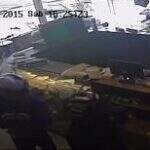 Vídeo: assaltantes agridem funcionários de padaria durante roubo