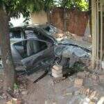Motorista dorme ao volante e derruba muro de casa com carro emprestado