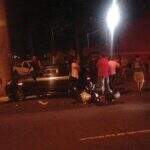 Carro bate contra poste em Campo Grande após colidir com moto