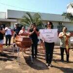 Em greve há 27 dias, servidores municipais fazem ‘ato fúnebre’ na frente de prefeitura