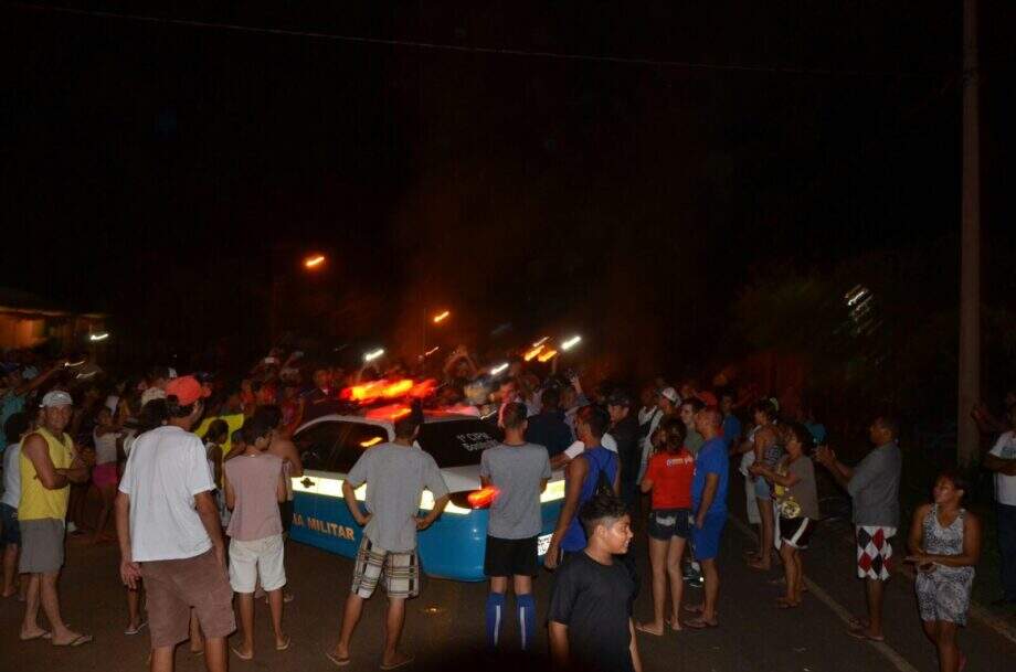 VÍDEO: moradores de Bonito colocam fogo em rodovia durante protesto por sinalização