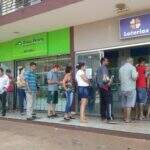 Com bancários em greve, clientes fazem fila em lotéricas para pagar contas