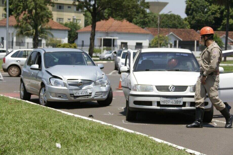 Veículo invade preferencial e provoca acidente em avenida movimentada da Capital