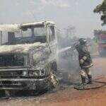Caminhão fica completamente destruído em incêndio no macroanel