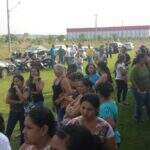 Com salários atrasados, 300 protestam na frente de fábrica em Campo Grande