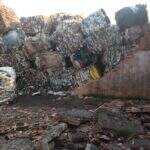 Muro de depósito desaba e vizinha reclama de quintal ‘cheio de lixo’