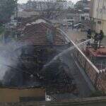 Incêndio destrói casa abandonada na Fernando Correa da Costa
