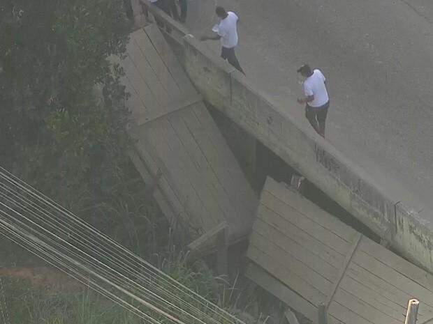 Ponte de madeira cai e deixa feridos na Baixada Fluminense