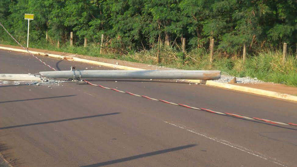 Acidente nesta madrugada derruba poste e deixa bairros sem energia