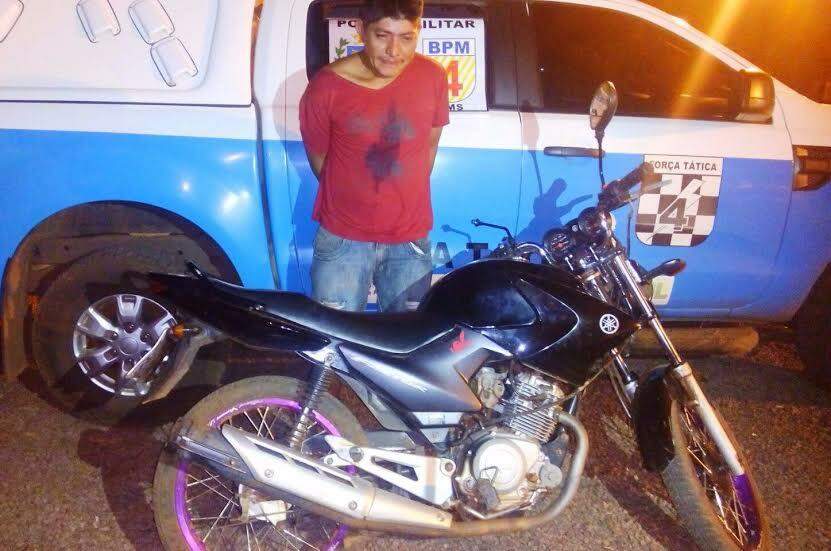 Motociclista sofre acidente ao fugir da polícia e é preso com veículo roubado