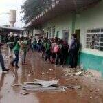 Vendaval destelha sala de aula e derruba telhado sobre alunos em escola estadual