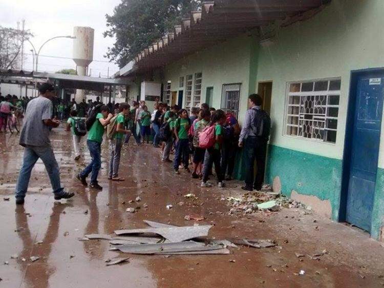Vendaval destelha sala de aula e derruba telhado sobre alunos em escola estadual