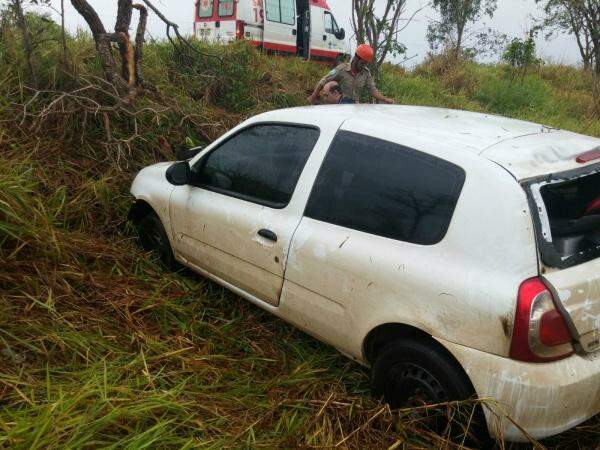 Roda sai de carro que capota com casal na BR-262