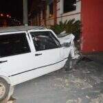 Jovem foge ao colidir carro em parede de loja de materiais de construção