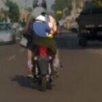 Vídeo: motociclista é filmada carregando criança com bebê no colo na garupa