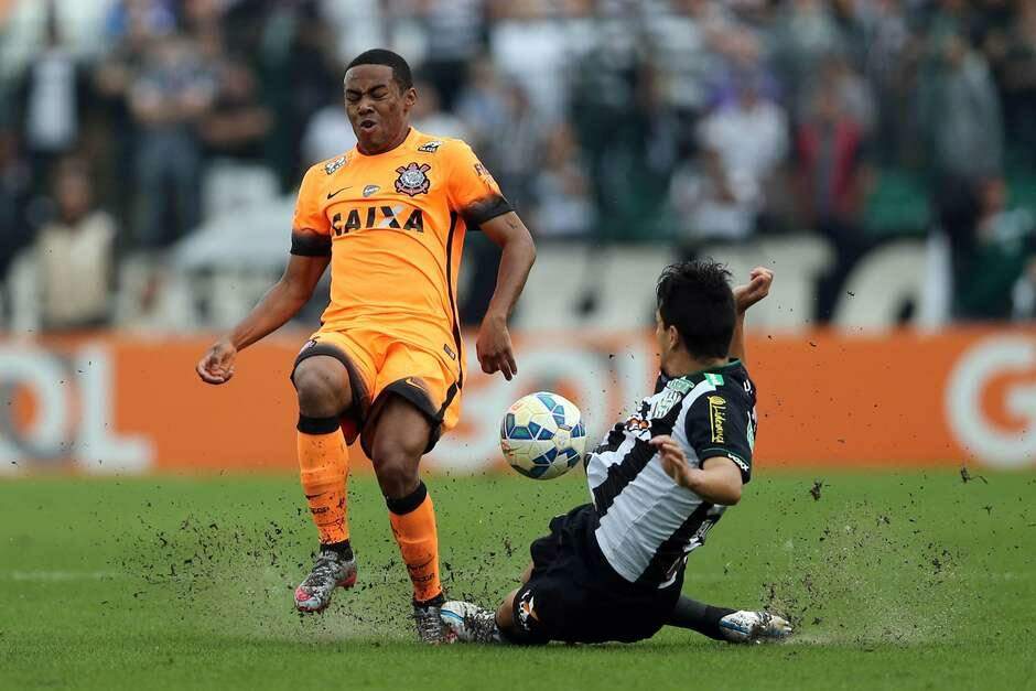 Corinthians bate Figueirense fora e amplia vantagem na ponta