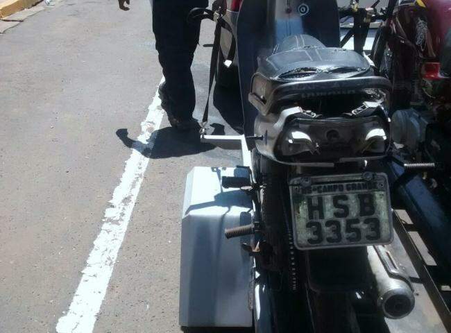 Motociclista sem CNH parte pra cima de agente e quebra moto da Agetran