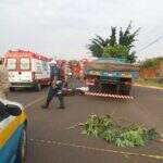 Motociclista morre após bater em moto parada e ser atropelado por carreta