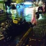 Enxurrada arrasta lixo para as ruas na área central de Campo Grande