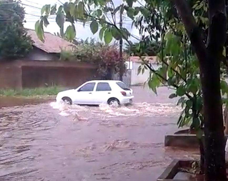 Vídeo: chuva deixa rua alagada e moradores ficam ilhados na Capital