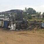Ônibus é consumido por chamas em incêndio no Santa Emília