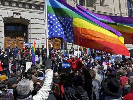 EUA: lei que permite a empresa recusar serviços a homossexuais causa protestos